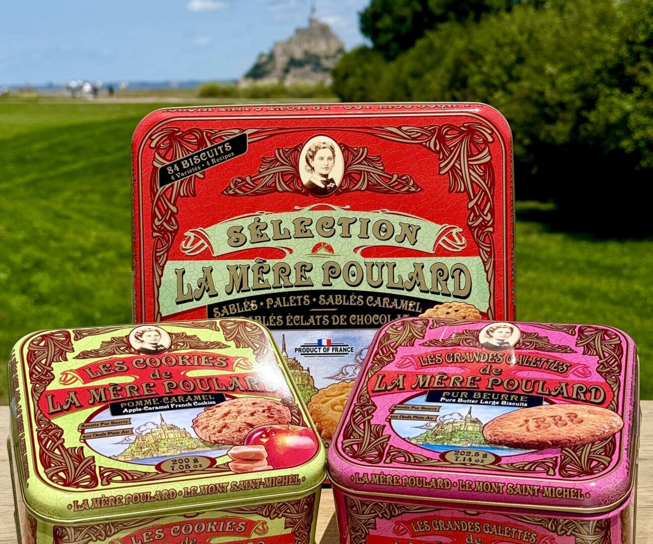 La biscuiterie de La mère Poulard est située à Maen Roch (Ille-et-Vilaine), à une trentaine de kilomètres du site historique du Mont Saint-Michel (Manche).