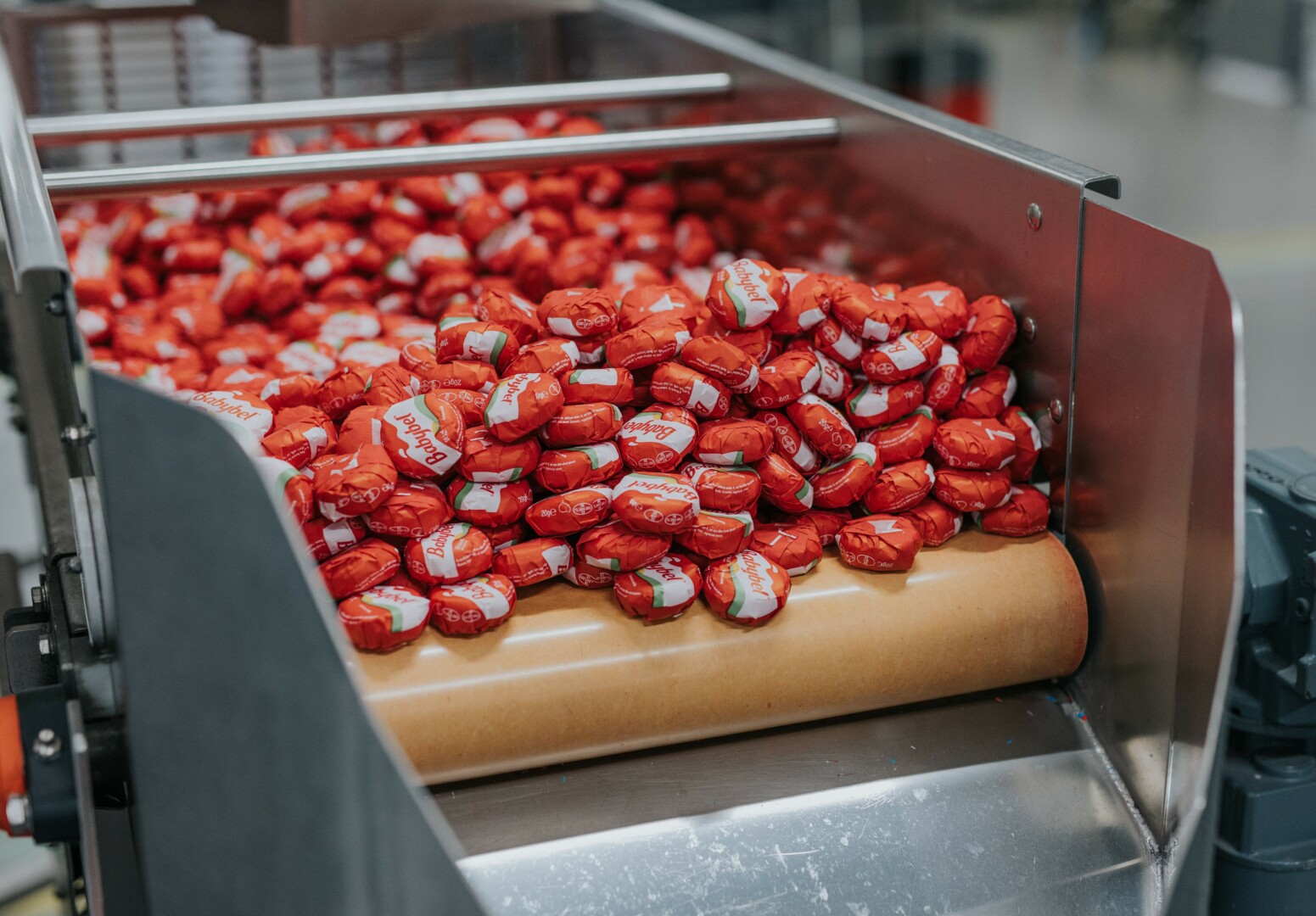 Le site d’Evron de Bel a investi plusieurs millions d’euros pour s’adapter aux nouveaux emballages papier de Babybel. ©Groupe Bel