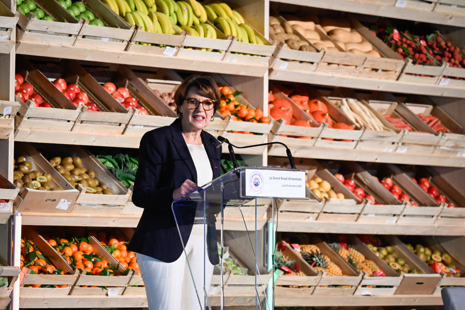 Discours d'Annie Genevard ministre de l'agriculture de l'agroalimentaire et de la souverainete alimentaire lors du lancement des conferences de la souveraineté alimentaire. Cet événement intitule Le Grand Réveil Alimentaire s'est tenu lundi 8 décembre à Rungis. ©Thomas Hubert/agriculture.gouv.fr